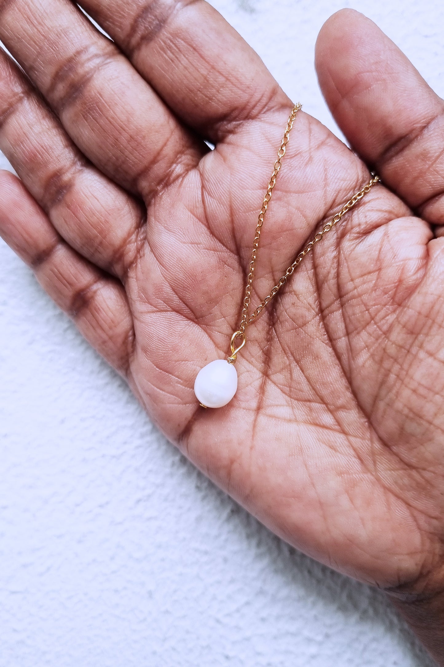 Elegant Single Pearl Necklace in Gold - Timeless Jewelry for Any Occasion