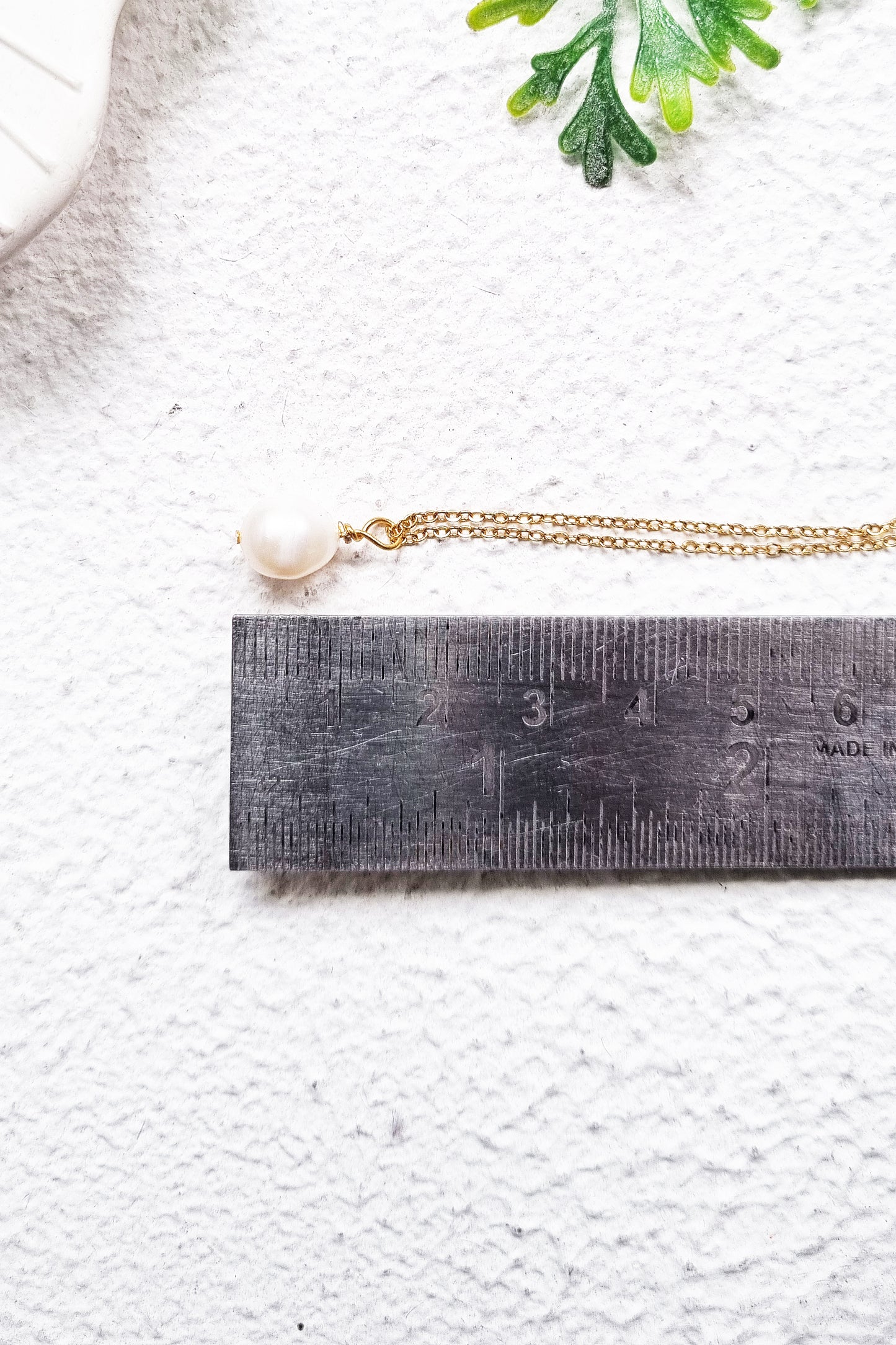 Elegant Single Pearl Necklace in Gold - Timeless Jewelry for Any Occasion