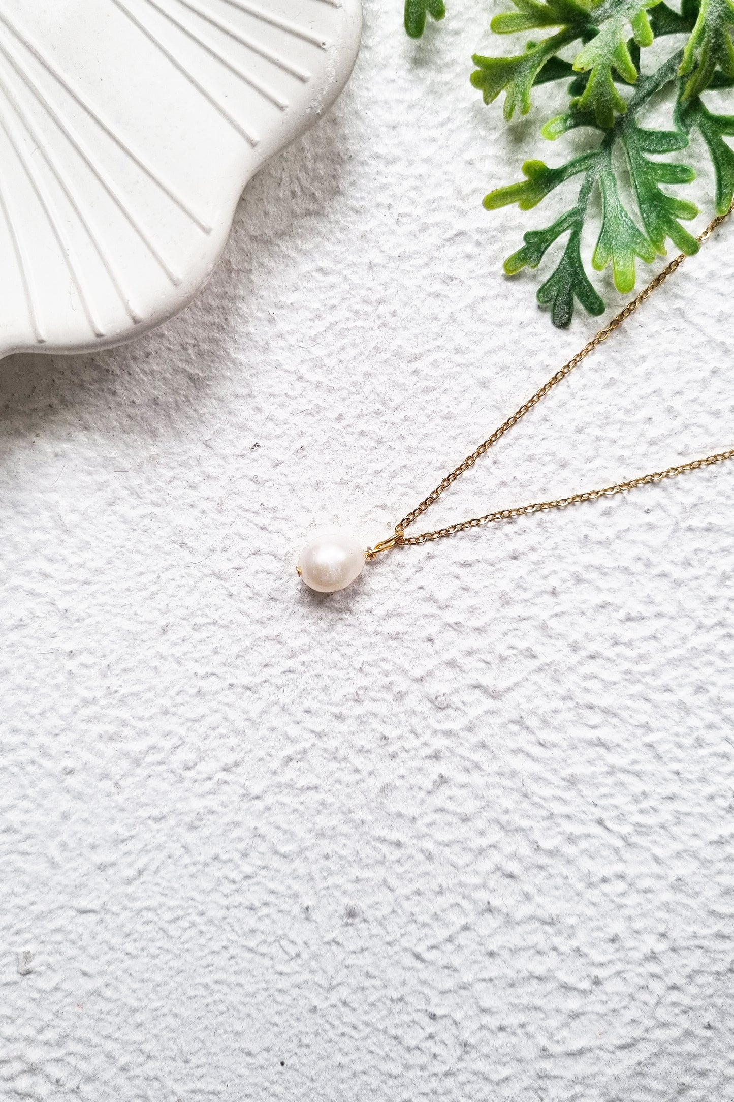 Elegant Single Pearl Necklace in Gold - Timeless Jewelry for Any Occasion