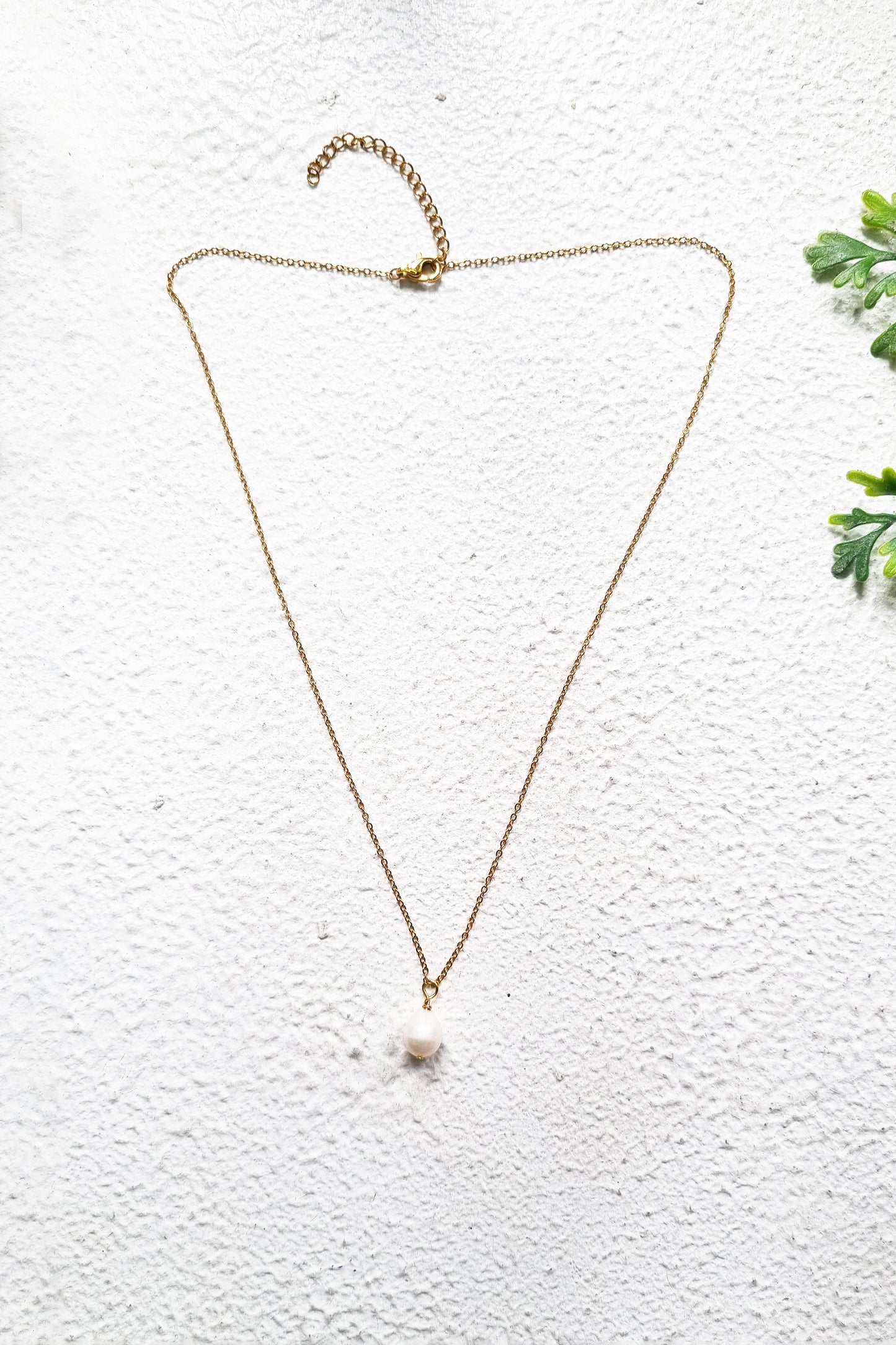 Elegant Single Pearl Necklace in Gold - Timeless Jewelry for Any Occasion