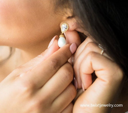 Elegant Teardrop Pearl Bride Earrings
