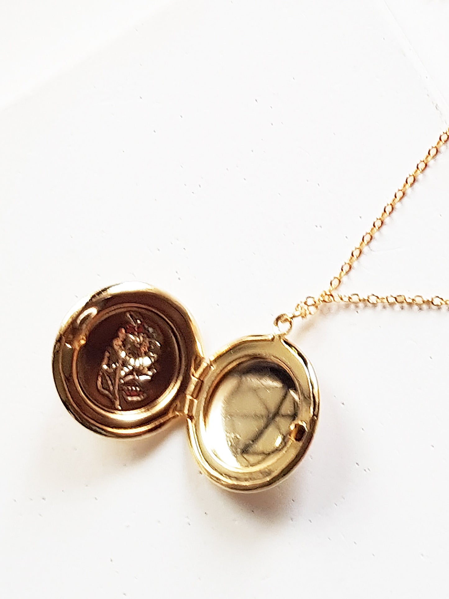 Elegant Gold Photo Lockets - Heart & Round Styles