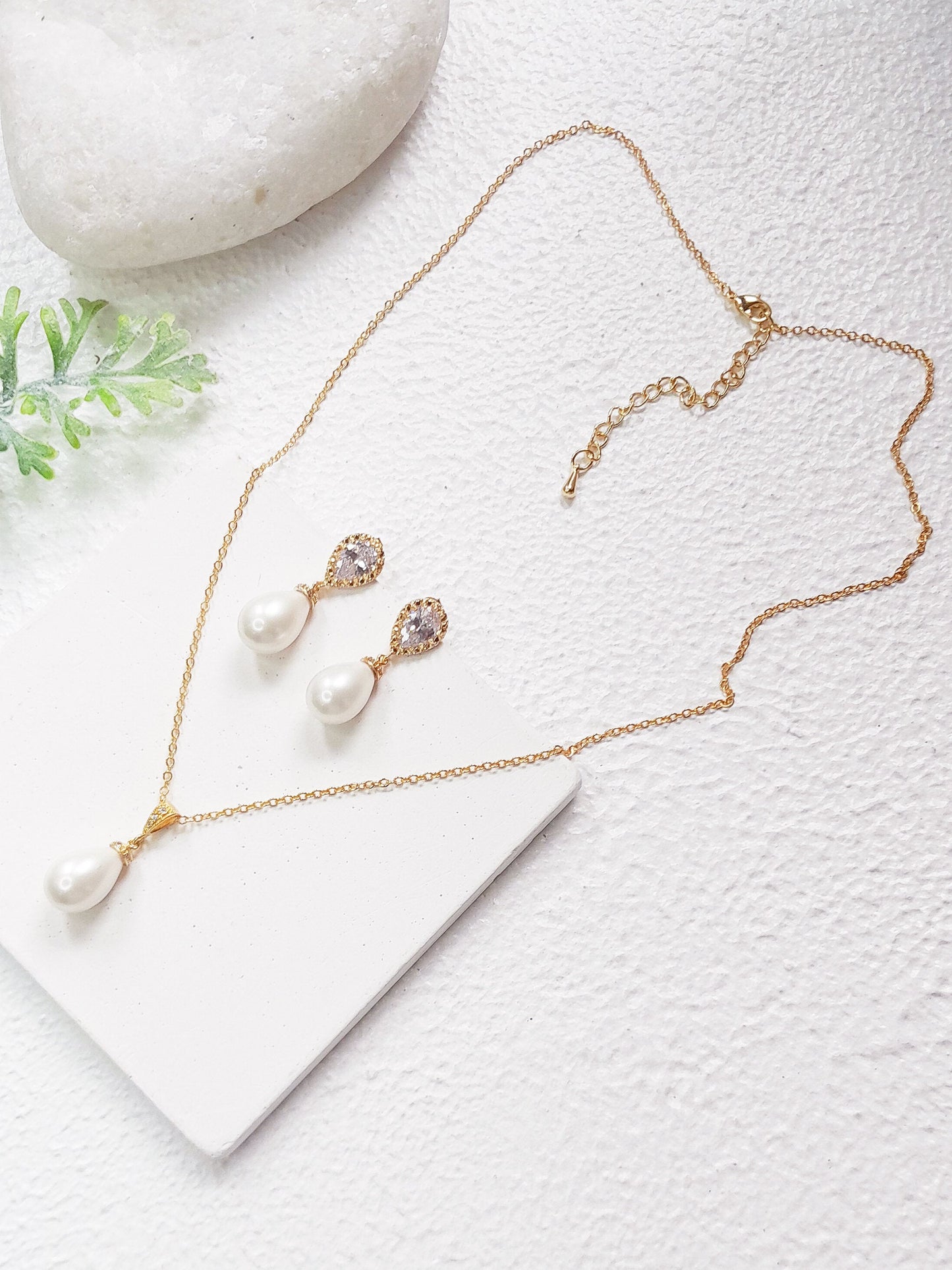 Elegant Teardrop Pearl Bride Earrings
