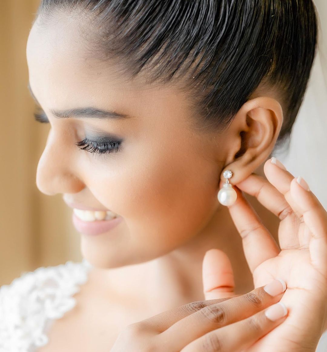 Round pearl earrings for weddings